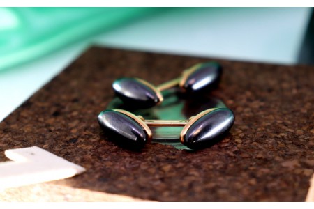 Botões de punho em ouro de forma oval com Tanzanites negras.